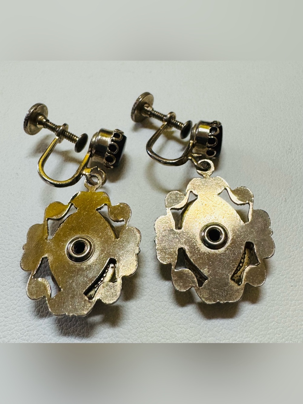 Black glass screw back silver tone filigree earrings - Picture 2 of 4
